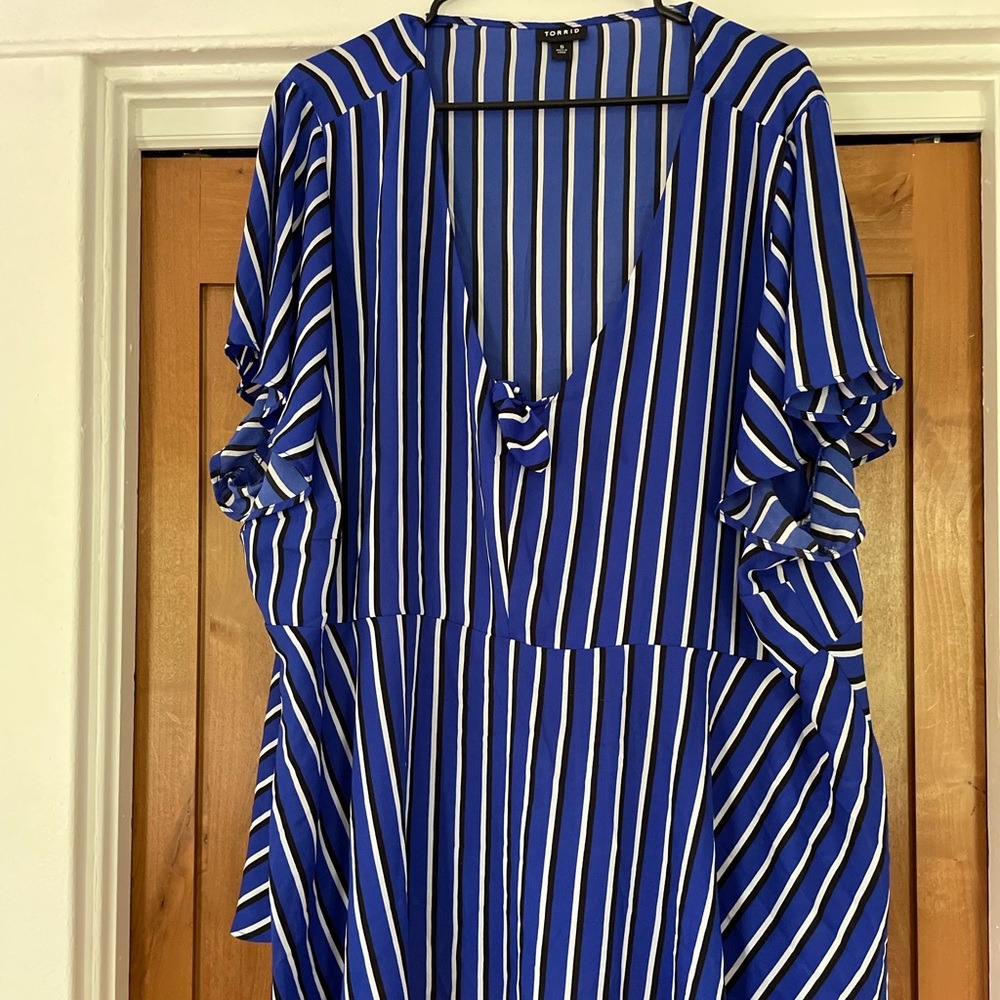 Size 5 torrid blue, black, and white pin striped peplum top with bow